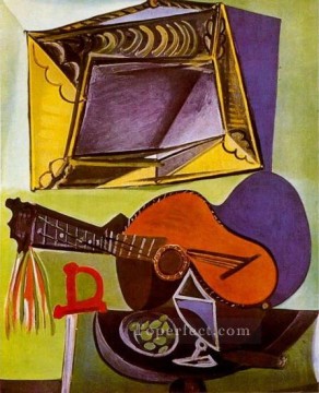 パブロ・ピカソ Painting - ギターのある静物 1918年 パブロ・ピカソ